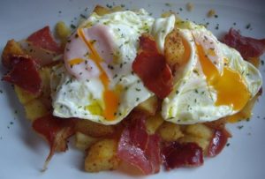 Huevos rotos con jamón en Antequera