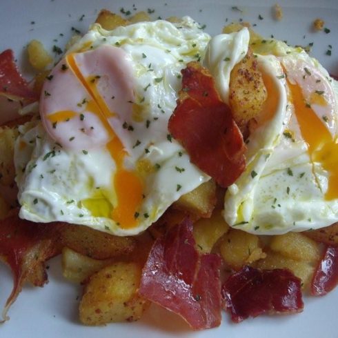 Huevos rotos con jamón en Antequera